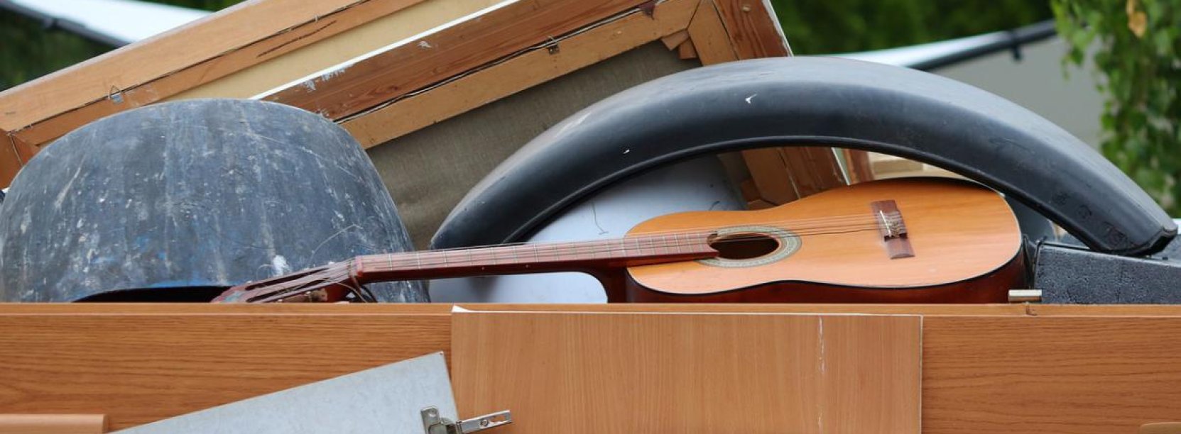 Różnego rodzaju duże odpady m.in części mebli, elementy plastikowe, gitara