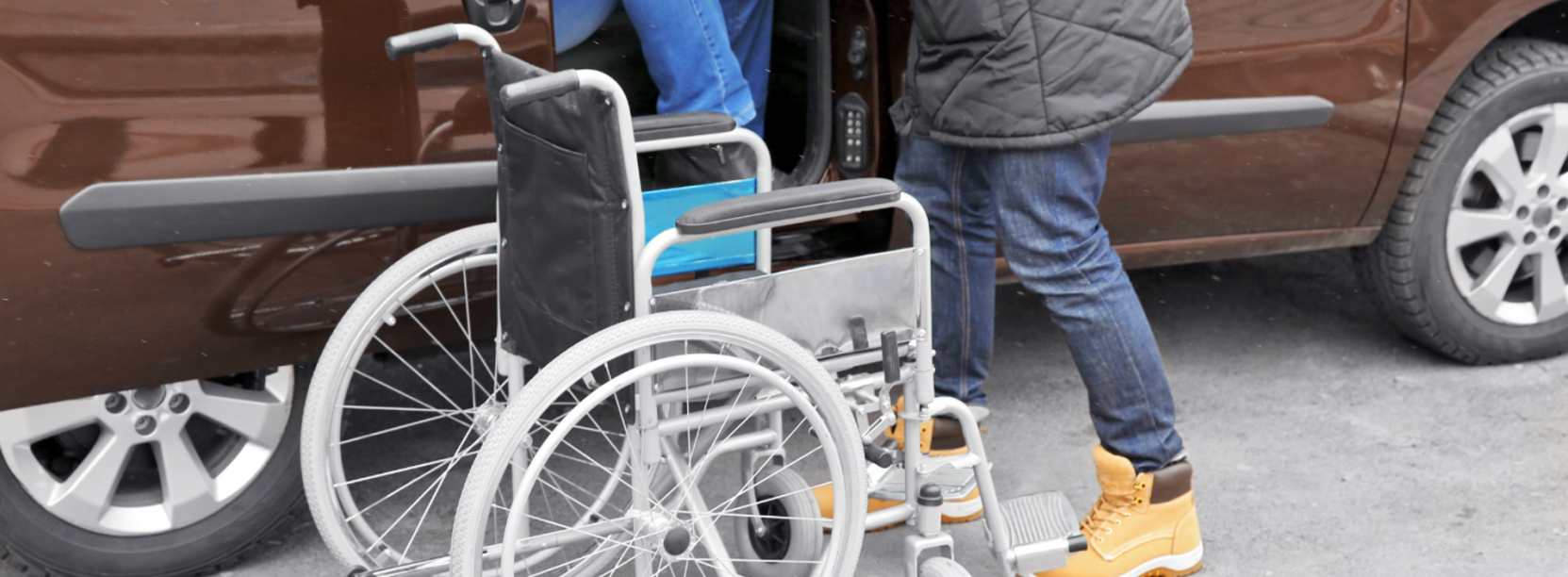 Wózek inwalidzki stojący przy samochodzie