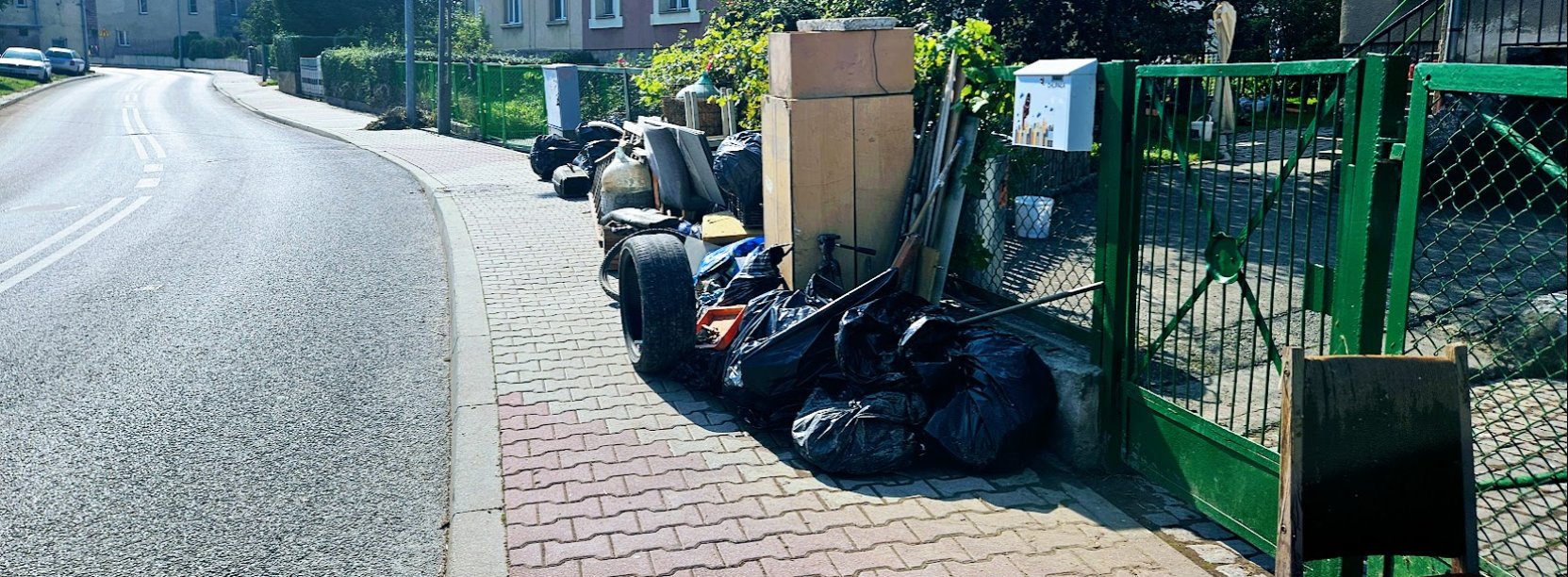 Odpady wielkogabarytowe ustawione na chodniku przed posesją przy ulicy