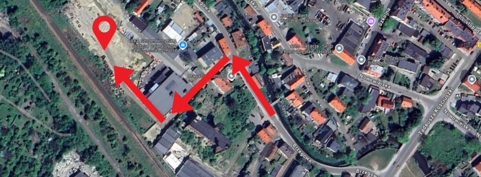 Fragment miasta widziany z góry, czerwonymi strzałkami zaznaczonao miejsce dojazdu do odbioru worków i piasku
