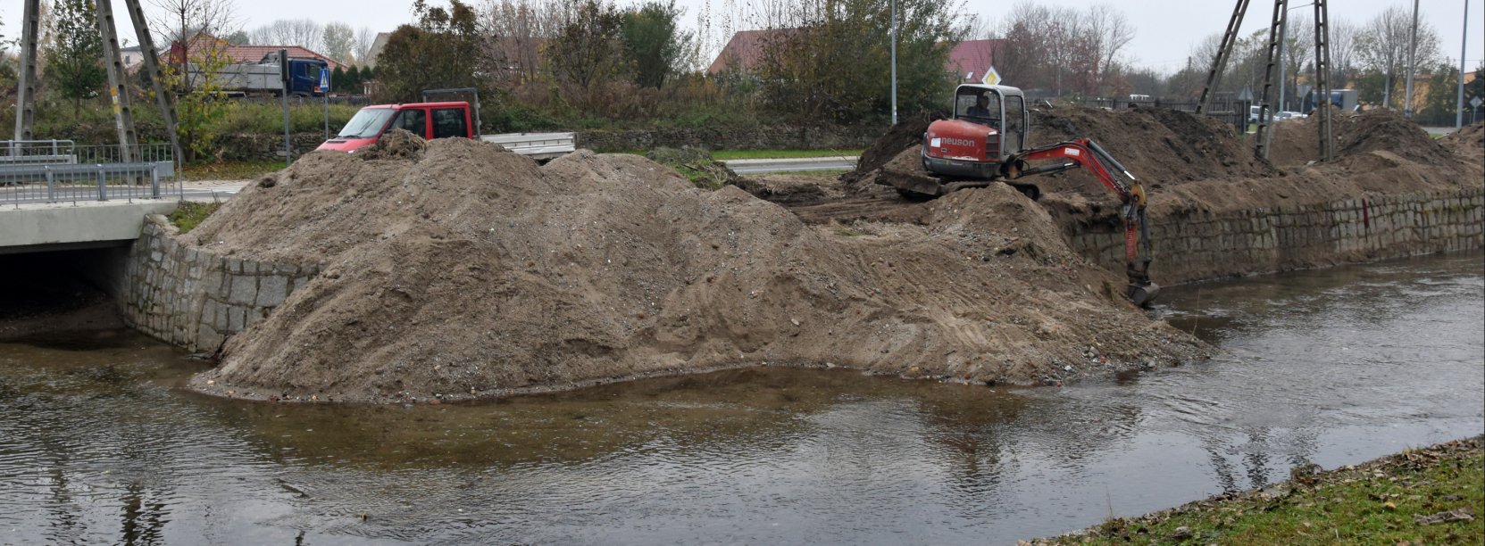 Koparka wybierająca osad z koryta rzeki