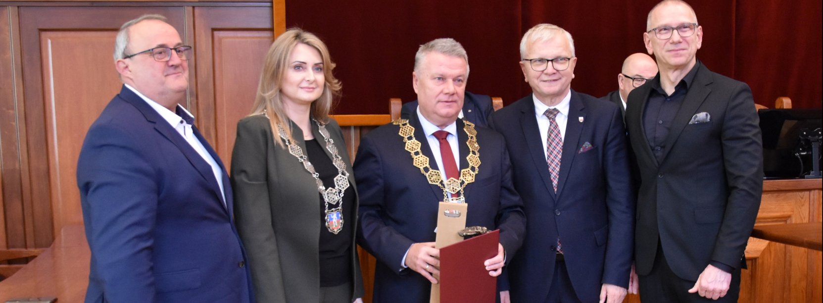 Burmistrz Dzierżoniowa i Kluczborka, przwodnicząca Rady Miejskiej Dzierżoniowa i dwaj zastępcy burmistrza Kluczborka na wspólnym zdjęciu