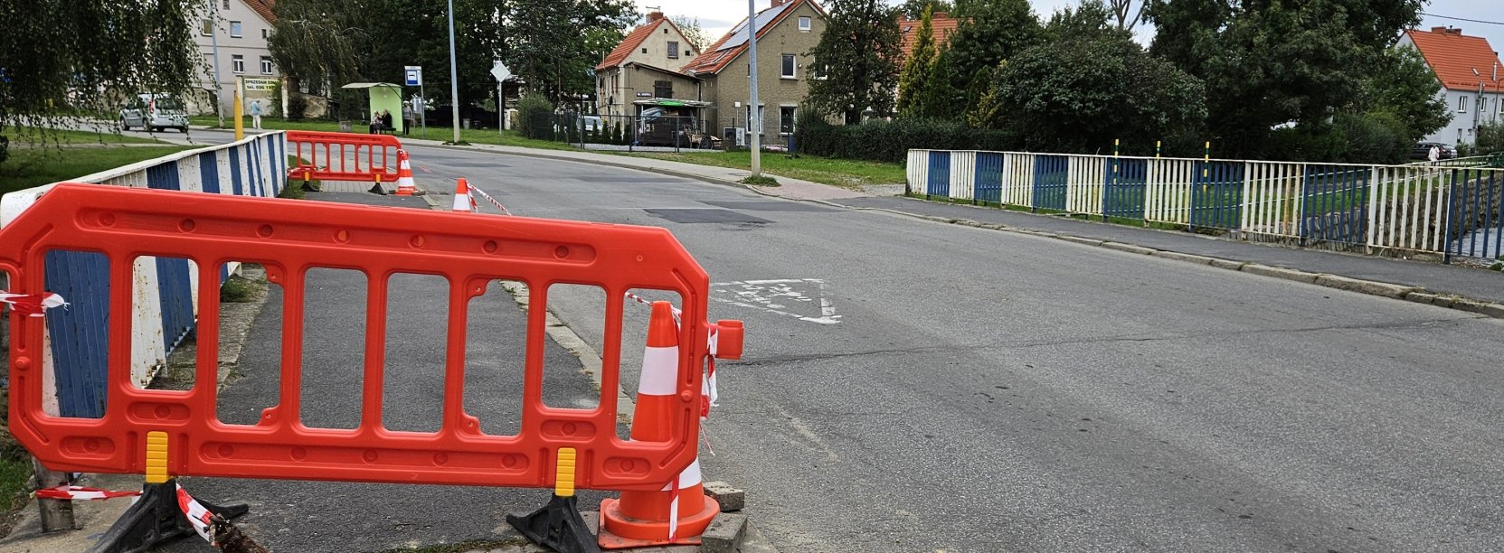 Most, po lewej stronie zagorodzony czerwonymi barierkami chodnik