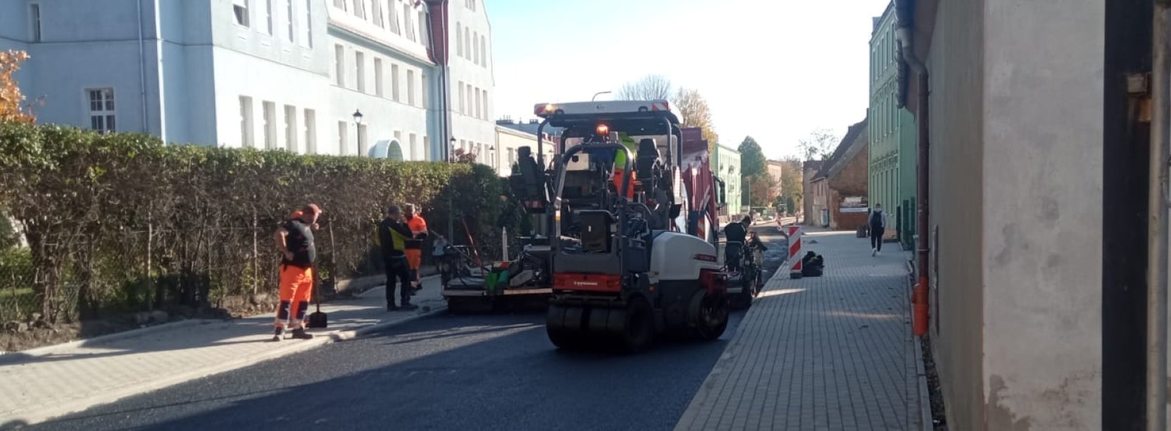 Walec i robotnicy na drodze
