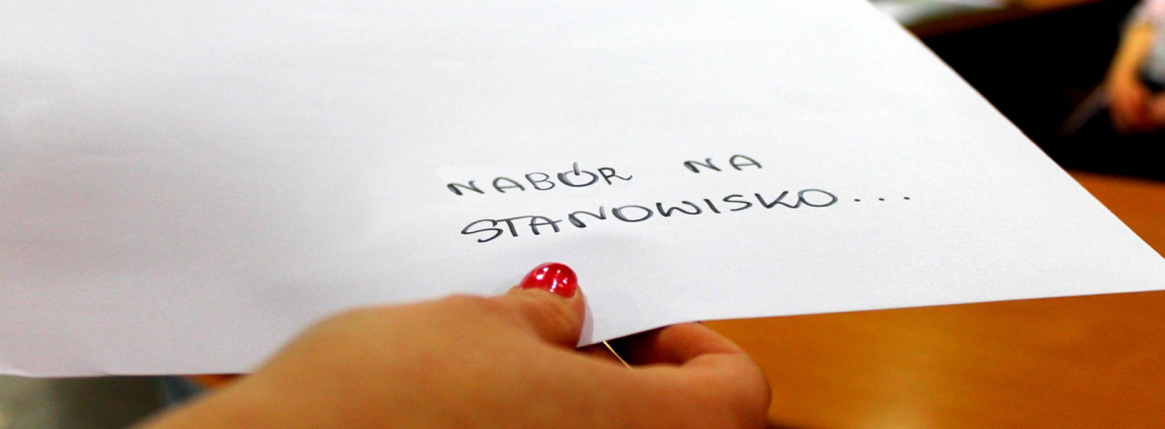 Kobieca ręka trzymająca koperte z napisem Nabór na stanowisko