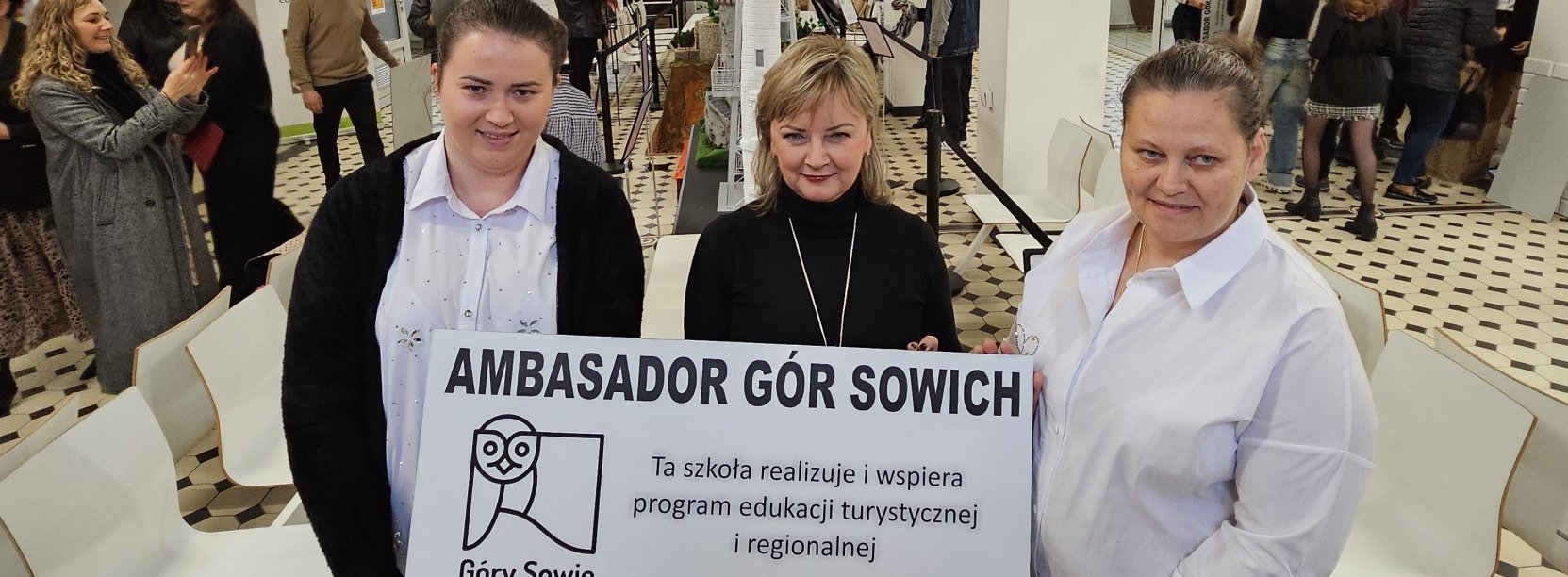 Edyta Gziuk, wiceburmistrz Dorota Pieszczuch i Katarzyna Żylak na tle wystawy miniatur atrakcji Gór Sowich