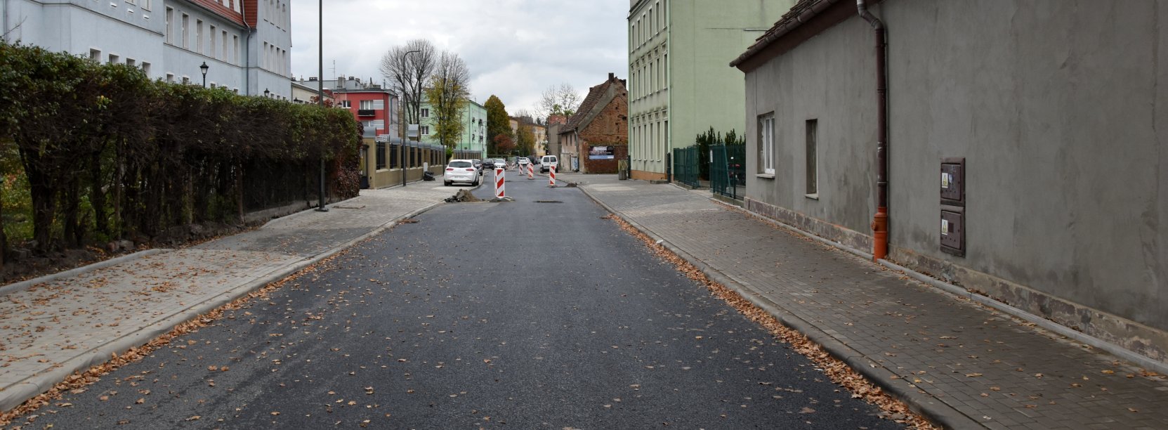 Ulica Słowiańska podczas remontu, chodniki z kostki betonowej, po lewej duży żywopłot