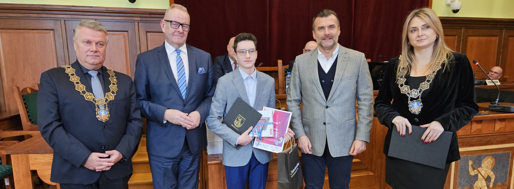 Burmistrz, przewodnicząca rady i goście na wspólnym zdjęciu w sali obrad