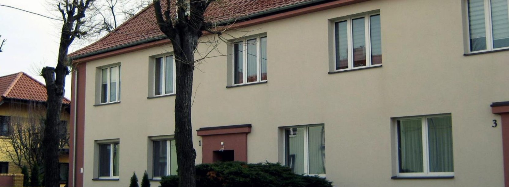 Dom wielorodzinny, elewacja w piaskowym kolorze