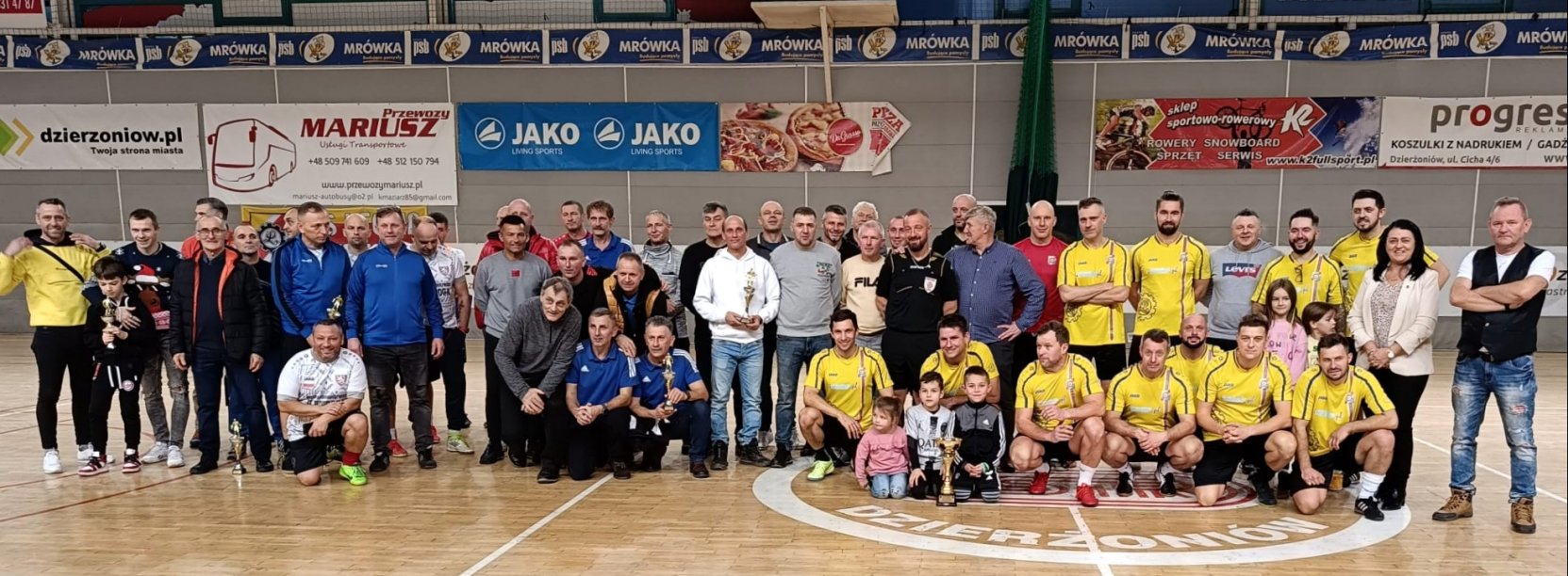 Grupowe zdjecie uczestników poprzedniego trunieju w hali ośrodka sportu