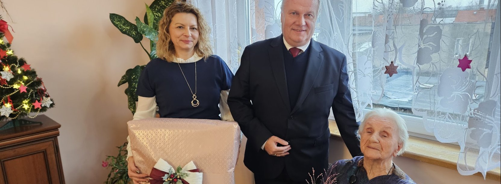 100-letnia mieszkanka Dzierzoniowa Ewa Kowlska z burm istrzem Dariuszem Kucharskim oraz kierownikiem urzędu stanu cywilnego Moniką Rehm