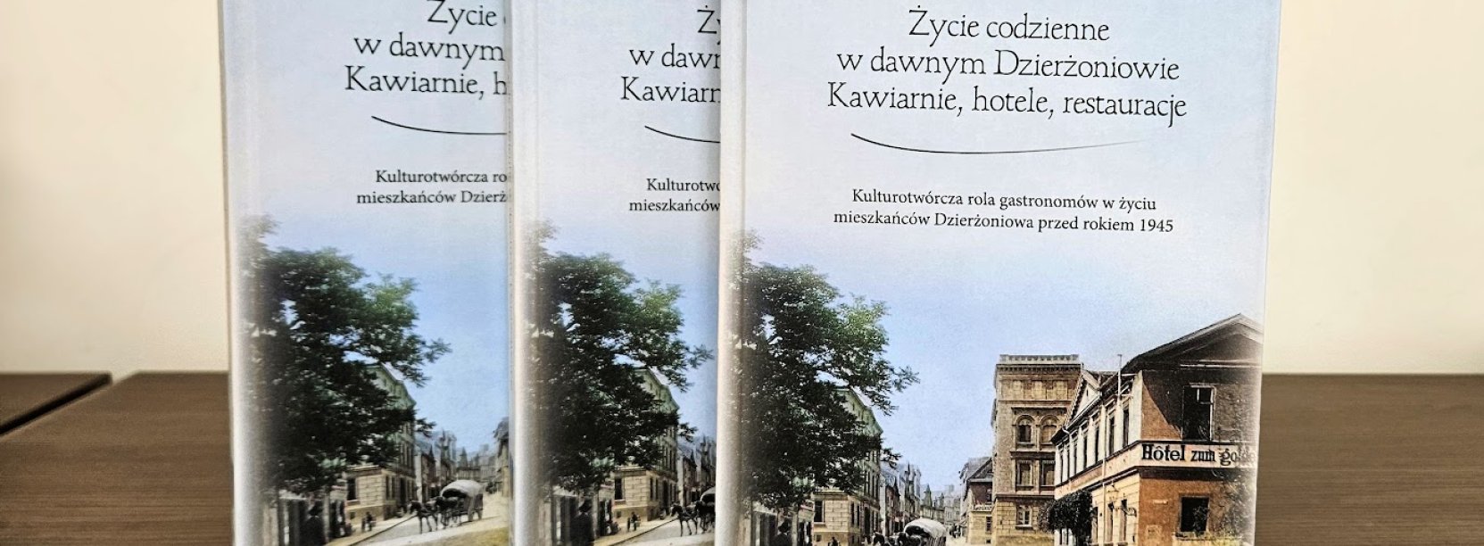 Trzy egzemplarze książki „Życie codzienne w dawnym Dzierżoniowie. Kawiarnie, hotele, restauracje” 