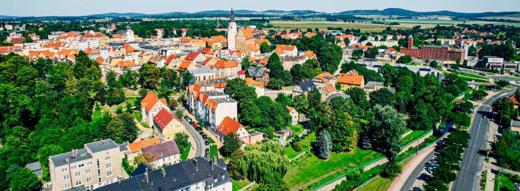 Fragment Dzierżoniowa z lotu ptaka, dużo zieleni