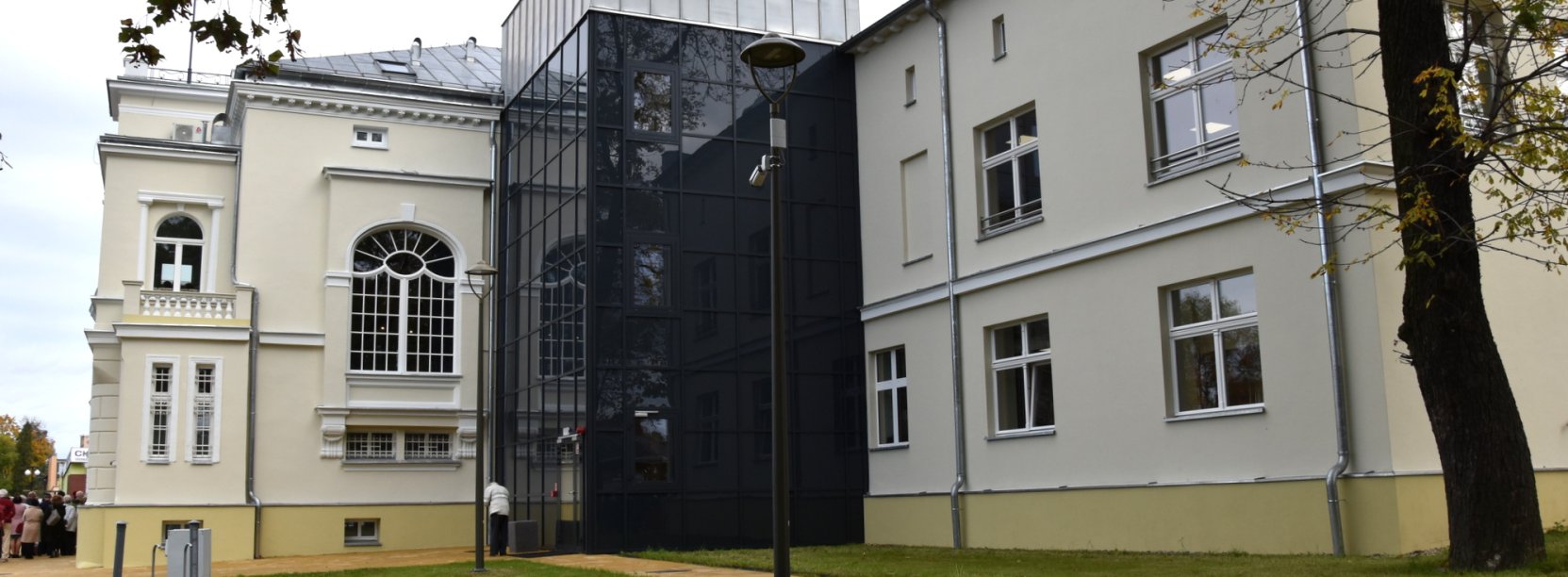 Odowiona kaminica z dobudówką z czarnego szkła