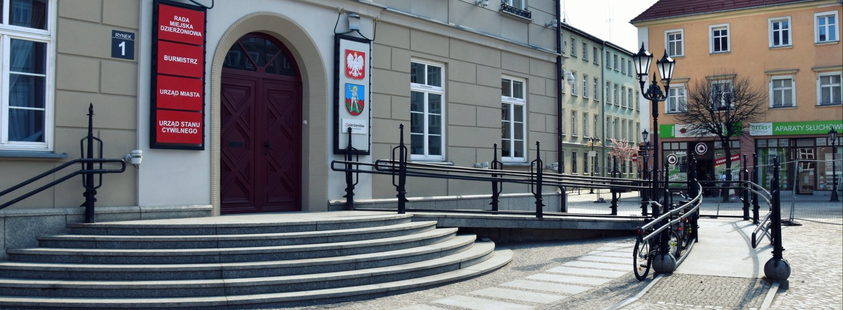 Wejście do dzierżoniowskiego ratusza - schody oraz pochylnia dla osób z niepełnosprawnościami