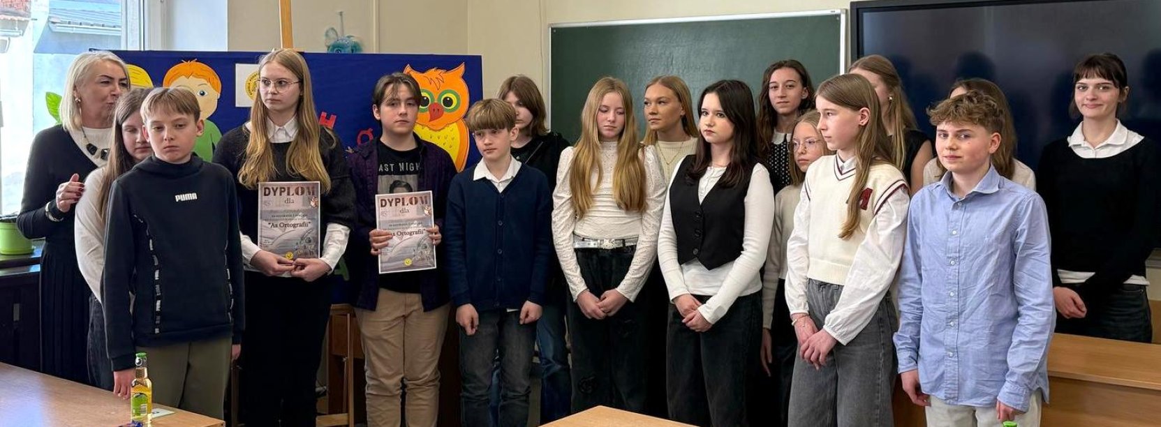 Laureaci i uczestnicy konkursu na wspólnym zdjęciu w klasie szkolnej