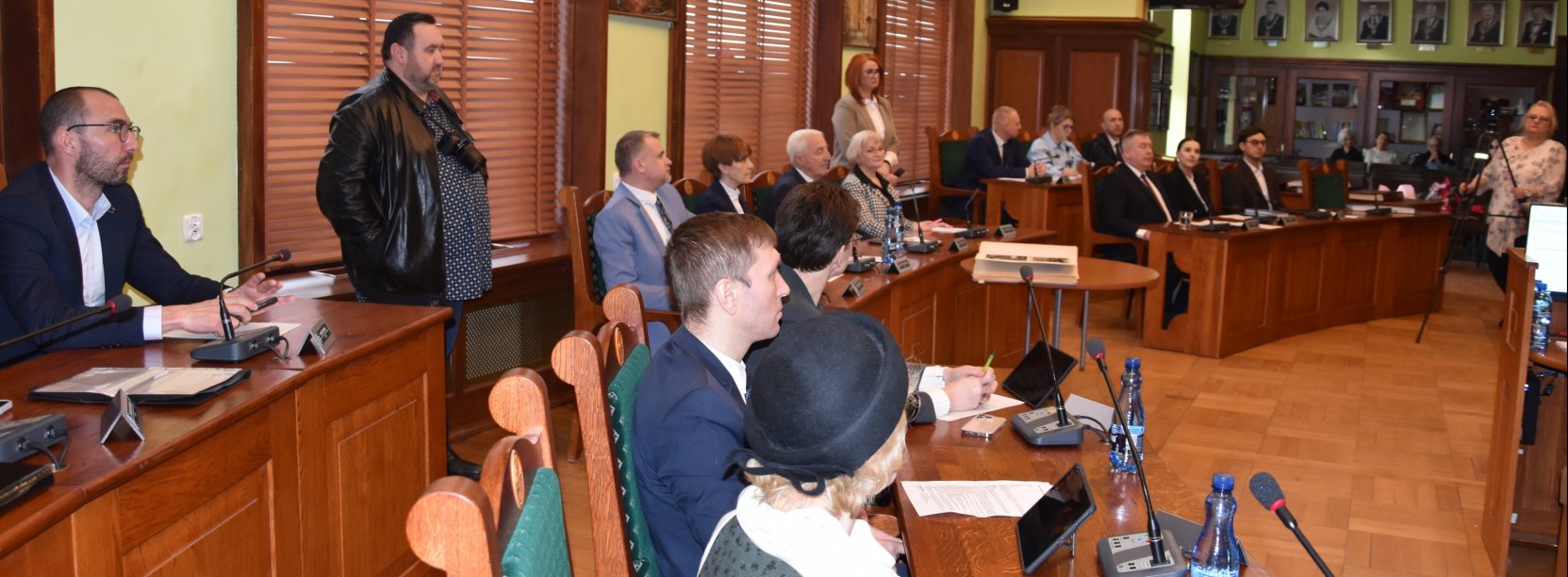 Sala obrad Rady Miejskiej, radni siedzący przy stołach