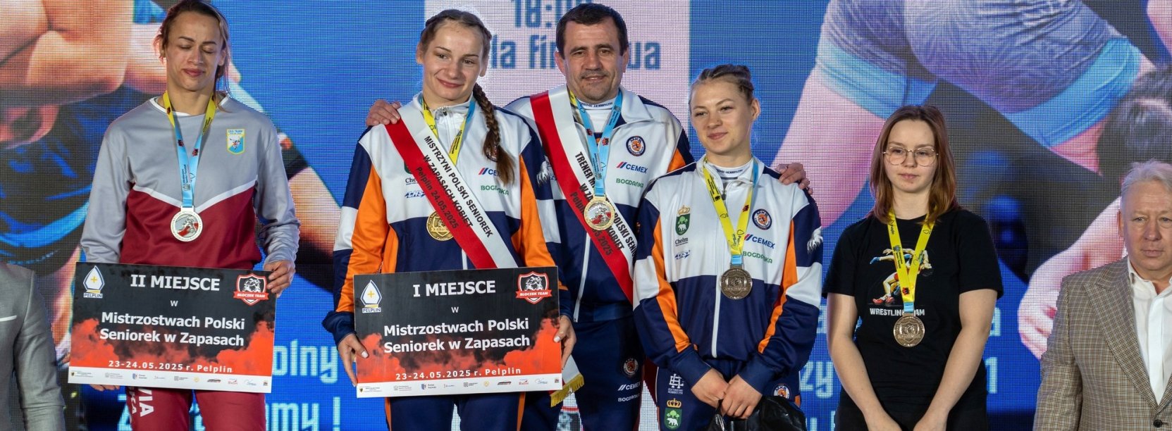 Cztery zawodniczki na podium z pucharami i dyplomami
