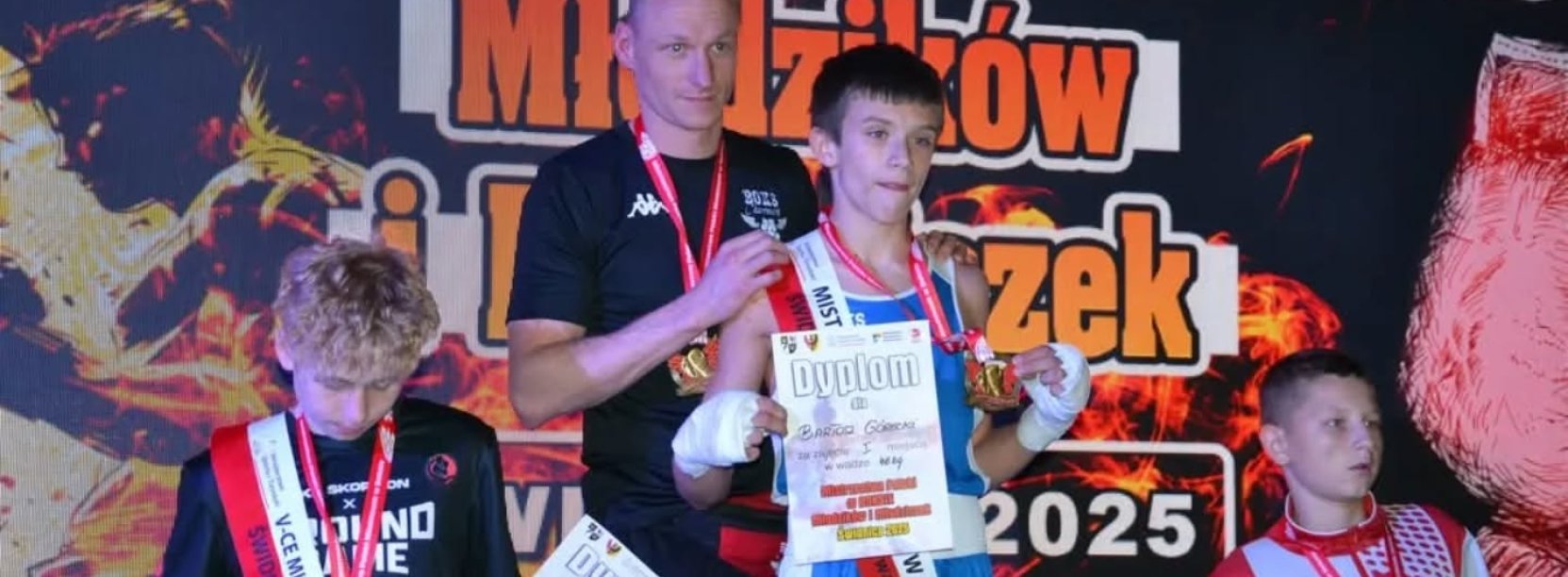 Bartek Górecki na najwyższym stopniu podium, za nim trener Patryk Ciszewski