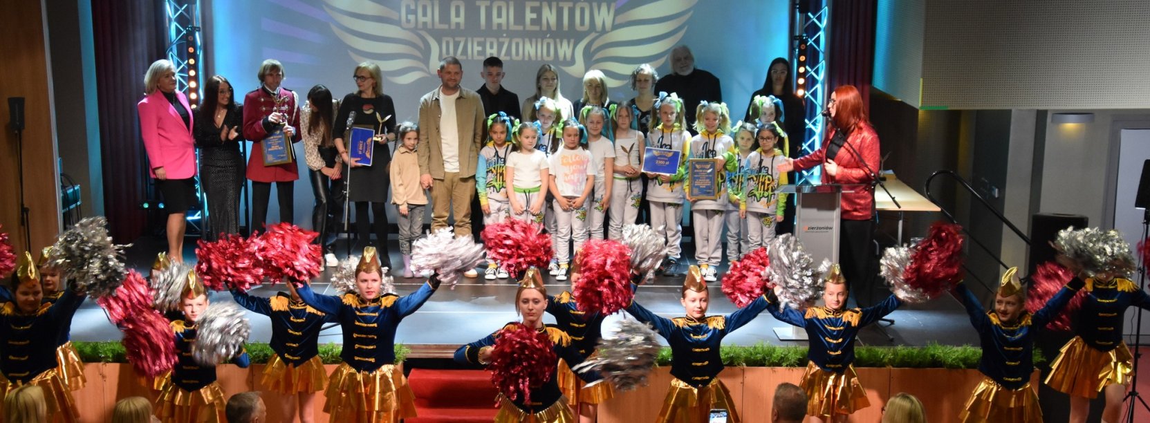 Laureaci gali talentów na scenie, przed sceną mażoretki