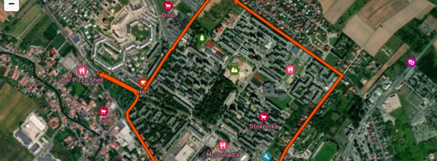 Dzierżoniów z góry. Na pomarańczowo zaznaczony przebieg trasy biegu