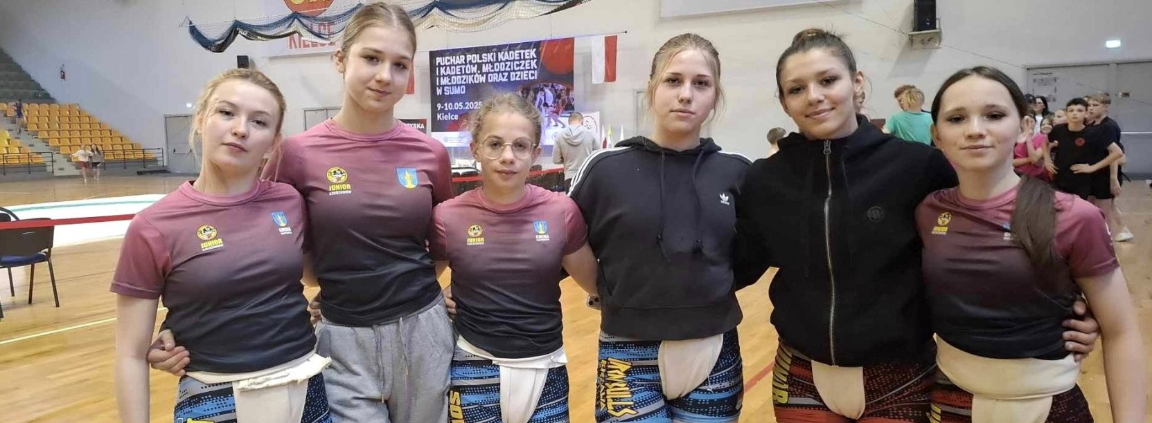 Sześć młodych sumitek w sportowych strojach