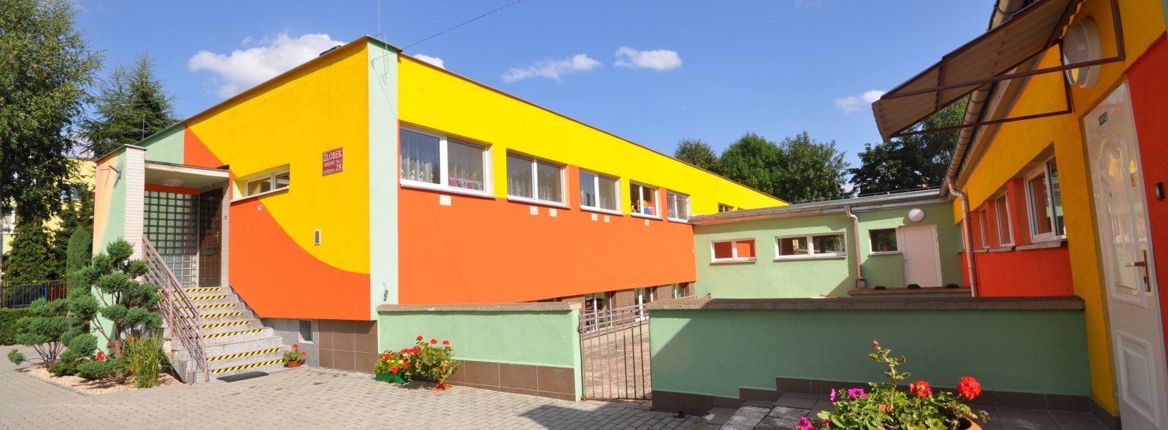 Pomarańczowo-żółty parterowy bydynek żłobka w Dzierżoniowie