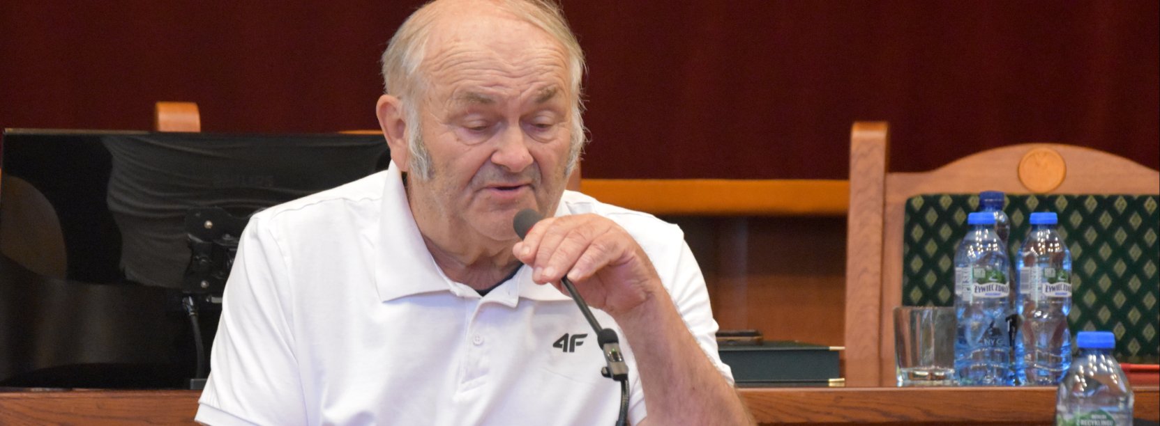 Stanisław Sienkiewicz przy mównicy podczas wystąpienia na sesji Rady Miejksiej Dzierżoiowa