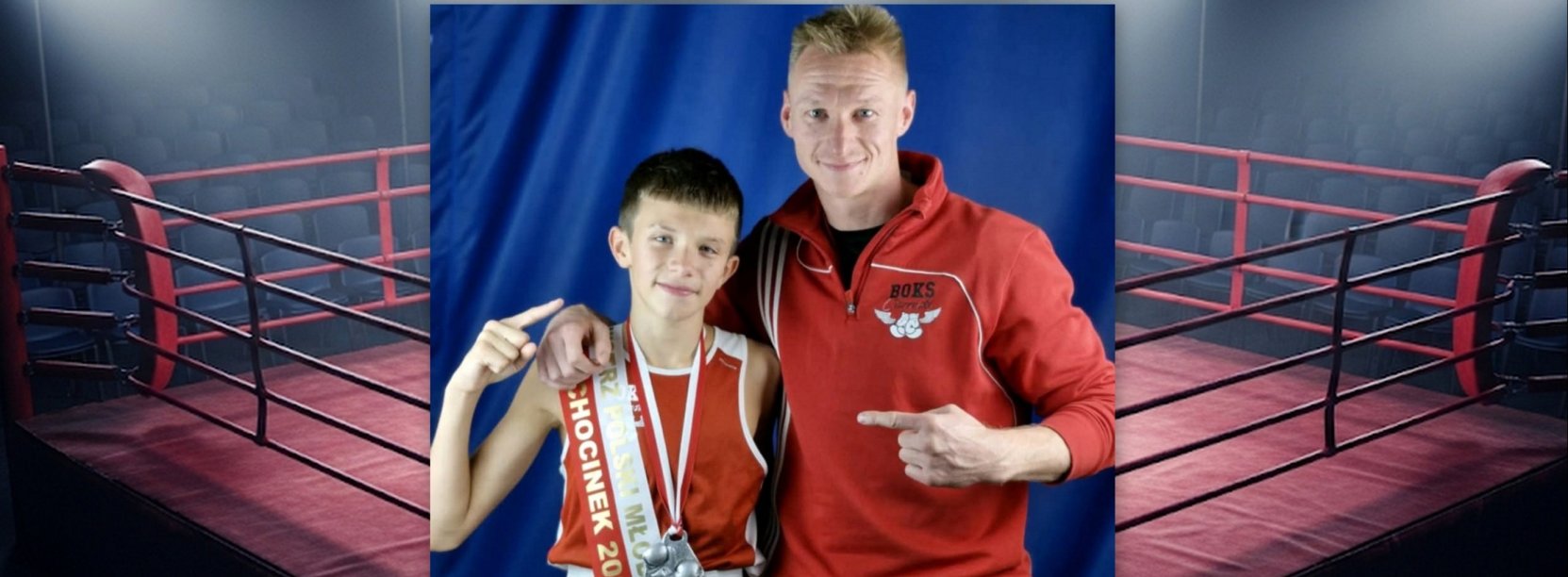 Bartek Górecki z trenerem Patrykiem Ciszewskim, w tle ring bokserski