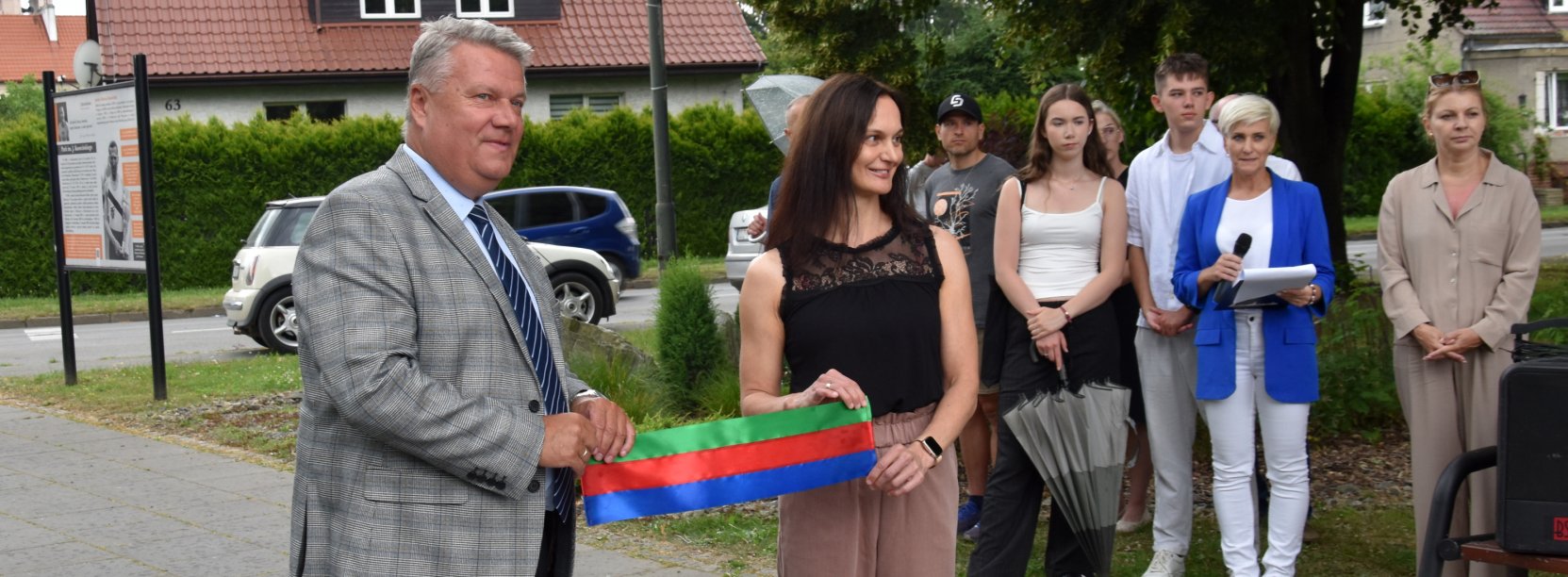 Burmistrz Dzierżoiowa Dariusz Kucharski i Zuzanna Oliwa trzymają wspólnie szarfę w barwach Dzierżoniowa