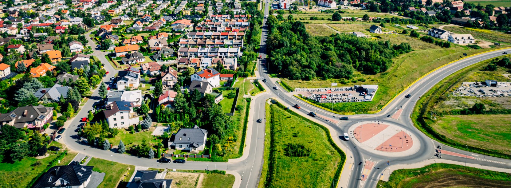 Fragment Dzierżoniowa z lotu ptaka, na pierwszym planie duże rondo