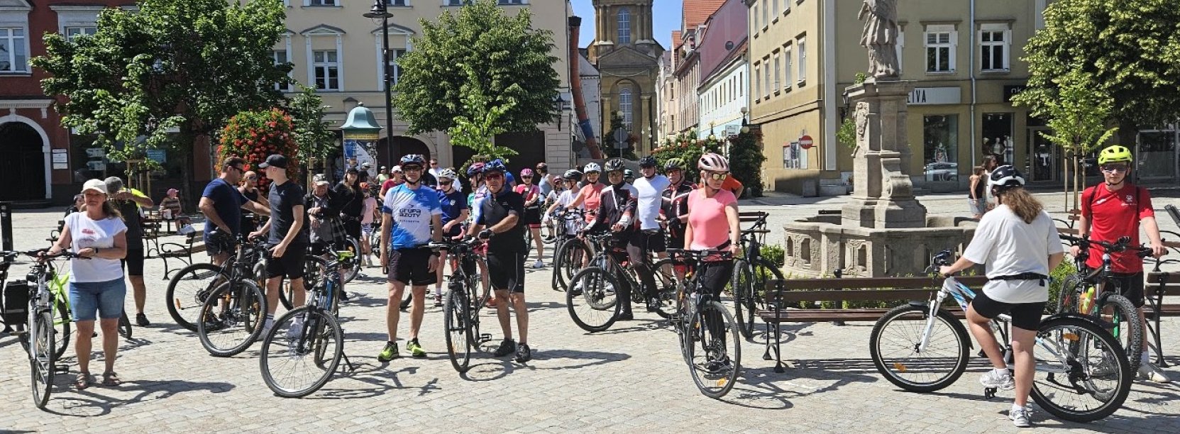 Duża grupa rowerzystów na dzierżoniowskim rynku przed wyjazdem w trasę 