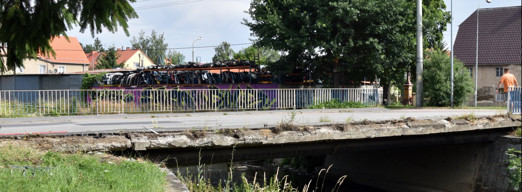 Most na drodze, po jednej stronie usunięta barierka ochronna