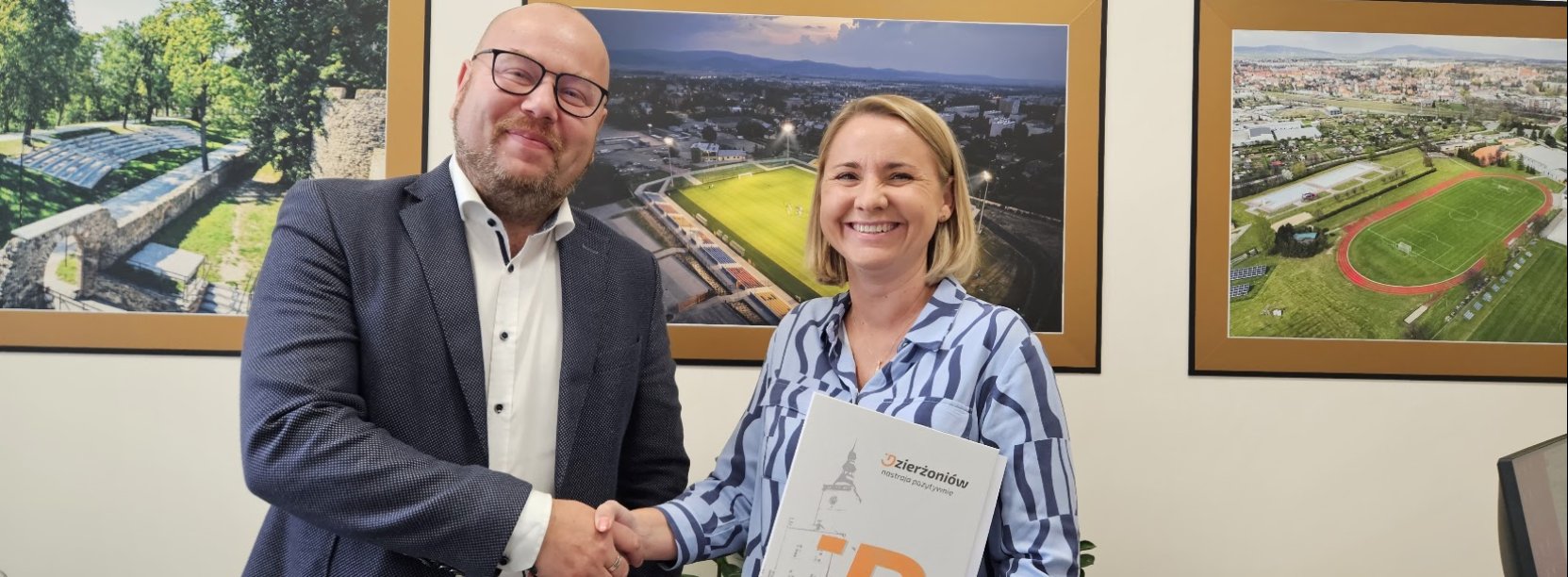 Radosław Michałek, wiceburmistrz Dzierzoniowa ściska dłoń Doroty Szuster z firmy Instalatorstwo Sanitarne po podpisaniu umowy na budowę ul. Wiosennej