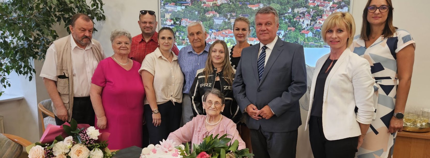 na zdjęciu jubilatka Urszula Trzuskawska, 100-latka, w otoczeniu rodziny oraz burmistrza Dariusza Kucharskiego i przedstwwicieli UM