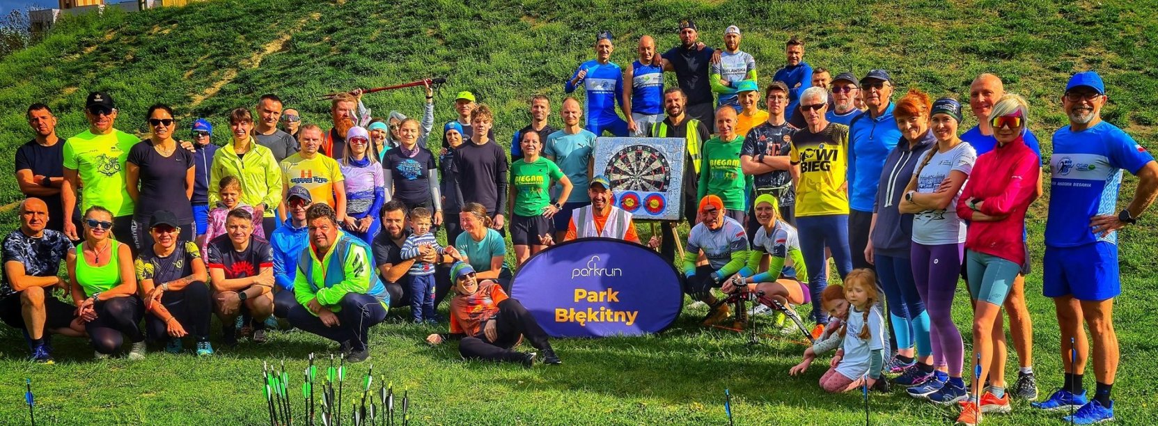 Ponad czterdziestu biegaczy na wspólnym zdjęciu na terenie Alei Bajkowych Gwiazd