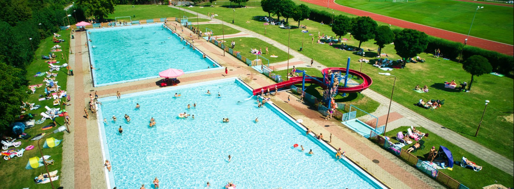 Dwa odkryte baseny na terenie ośrodka sportu w Dzierżoniowie 