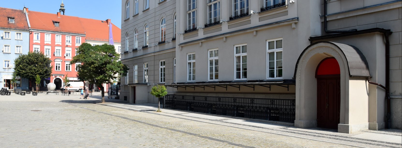 Budynek dzierżoniowskiego ratusza, na drugim planie kamienice