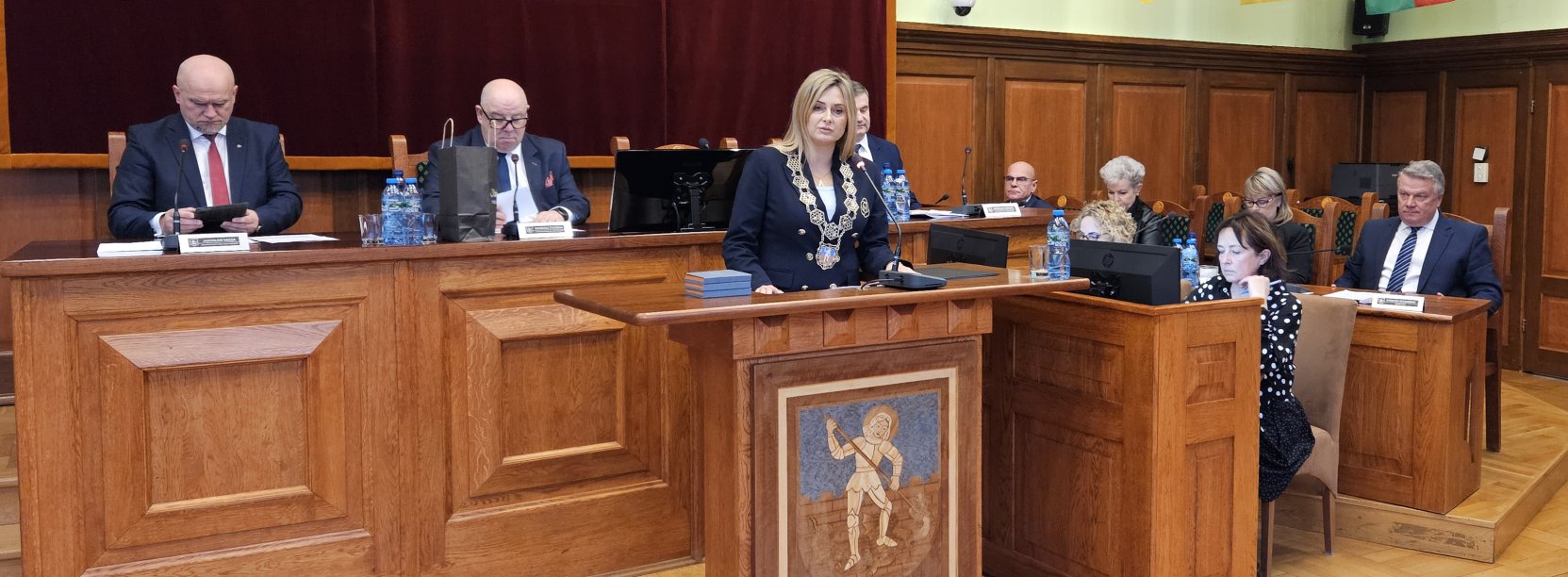 prezydium RM Dzierżoniowa, przemawia Agnieszka Denysiak, przewodnicząca RM