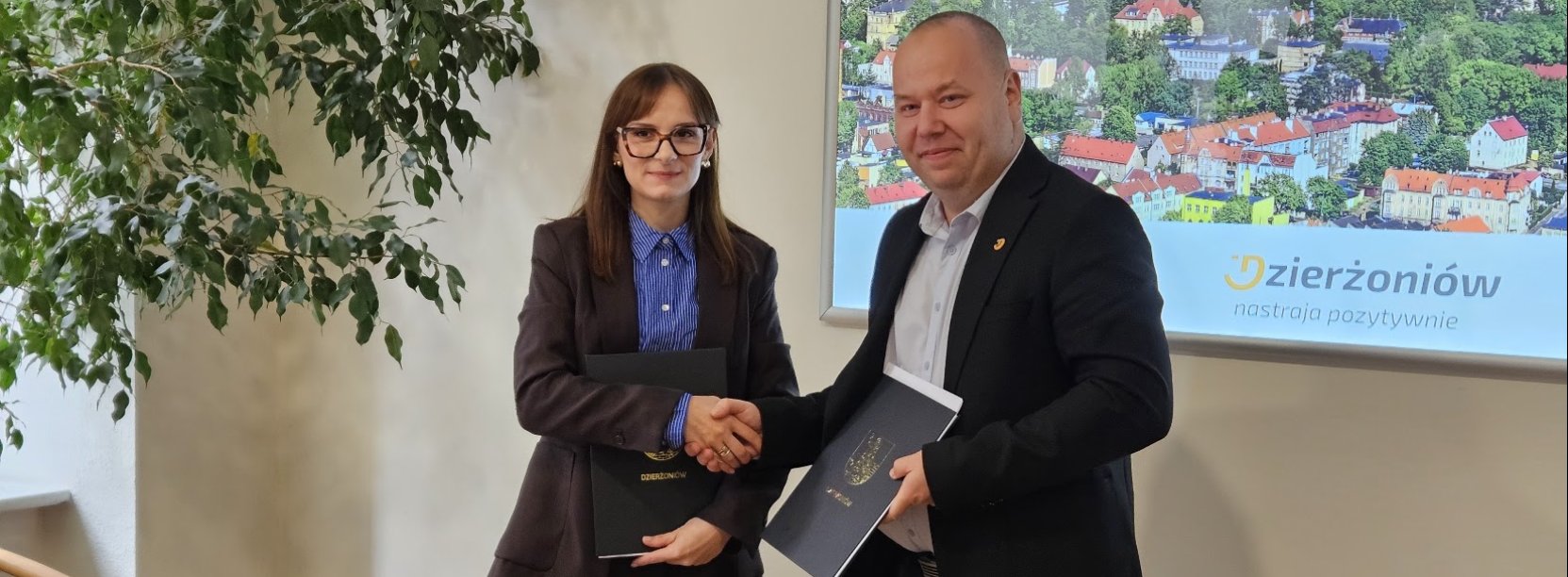 Aneta Jawna-Jachowicz, zarządca sukcesyjny firmy „Jacek Jawny Przedsiębiorstwo Wielobranżowe BAZA w spadku” z Dzierżoniowa oraz wiceburmistrz miasta Radosław Michałek