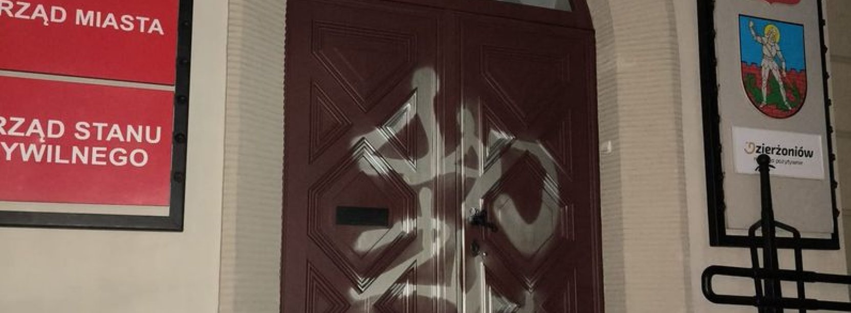 drzwi ratusza momazane sprejem przez wandala