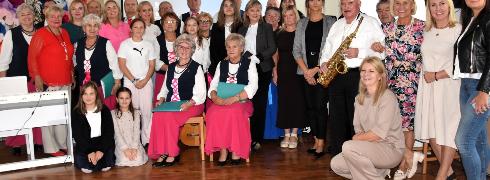 Zdjęcie grupy ludzi, uczestników konferencji podsumowującej program "Edukacja do starości"
