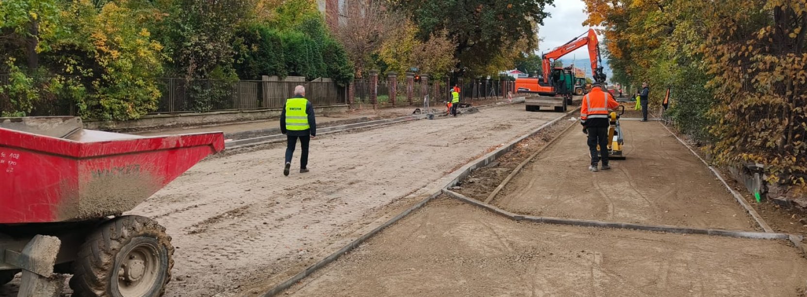 teren budowy ul. Kilińskiego, koparka, wywrotka i dwóch pracowników
