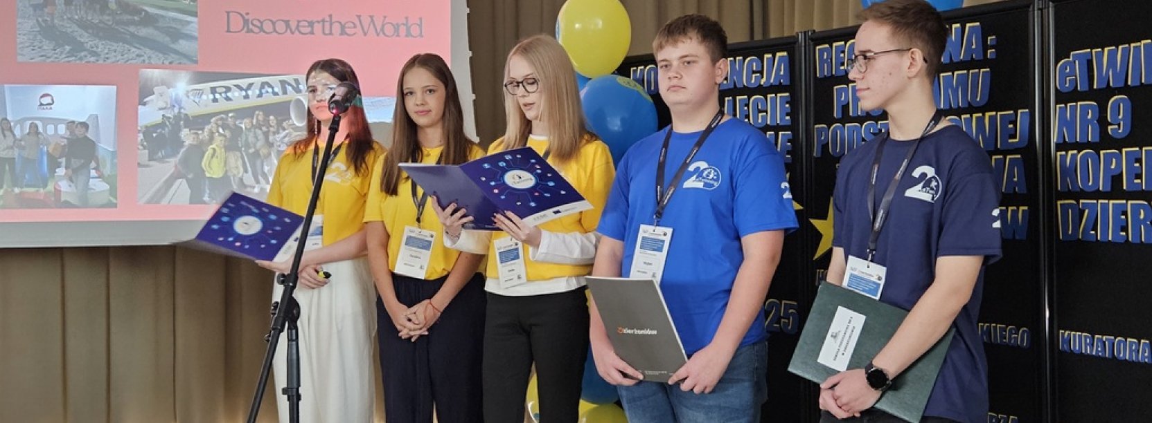 Pięcioro uczniów występujących przed uczestnikami konferencji