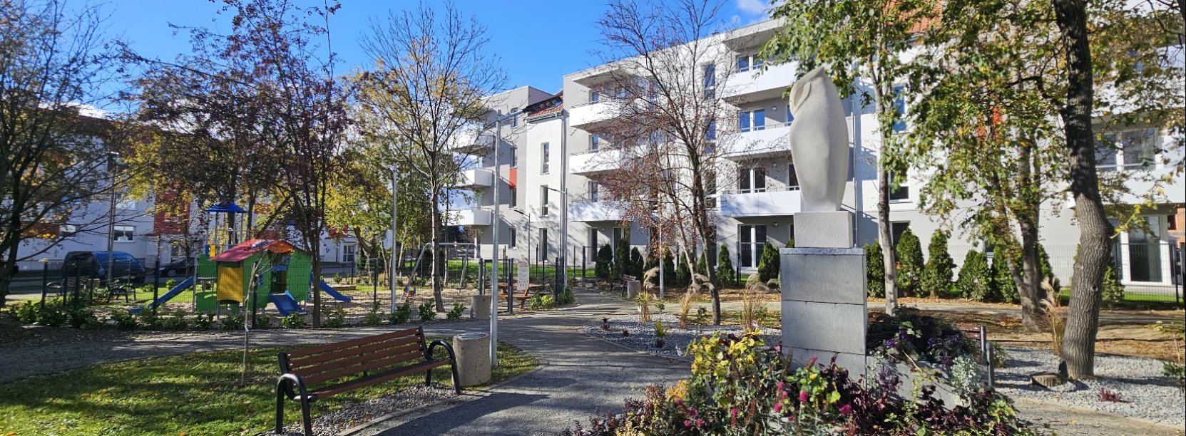 widok na budynek Sowiogórska 10 od strony skweru i placu zabaw