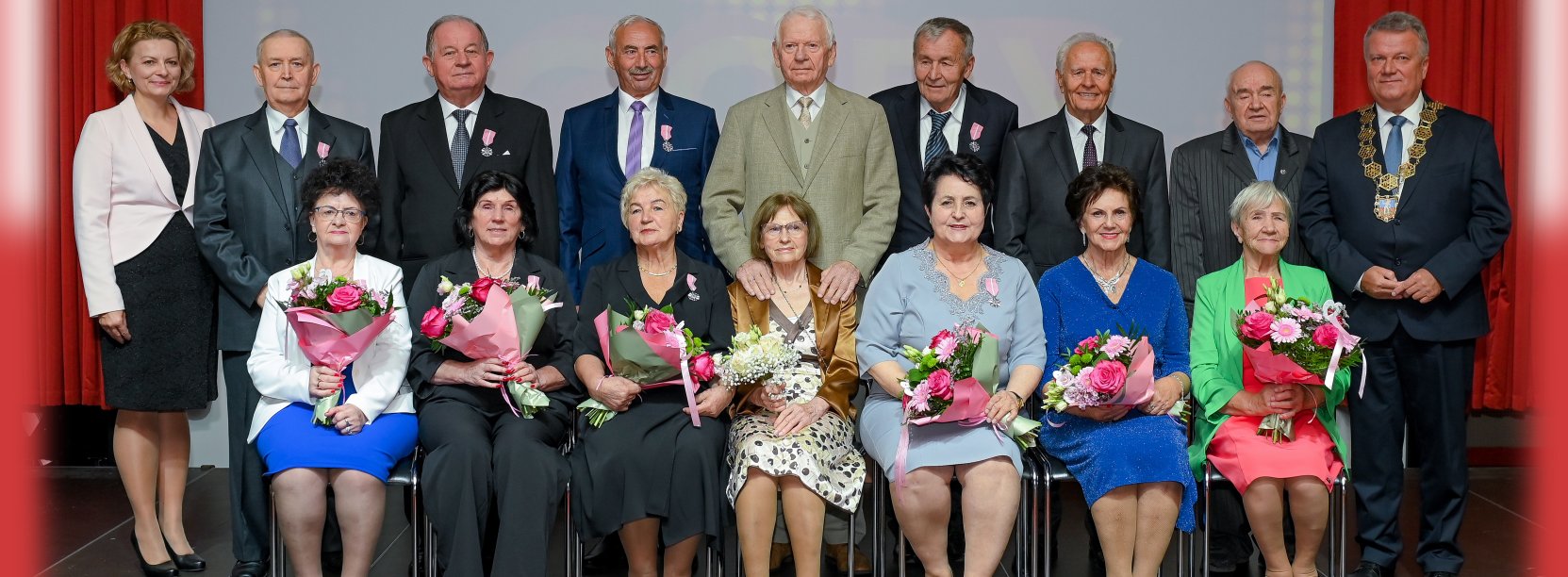 kila par seniorów, którzy obchodzą złote gody na scenie, obok burmistrz Dzierzoniowa Dariusz Kucharski i kierownik USC Monika Rehm