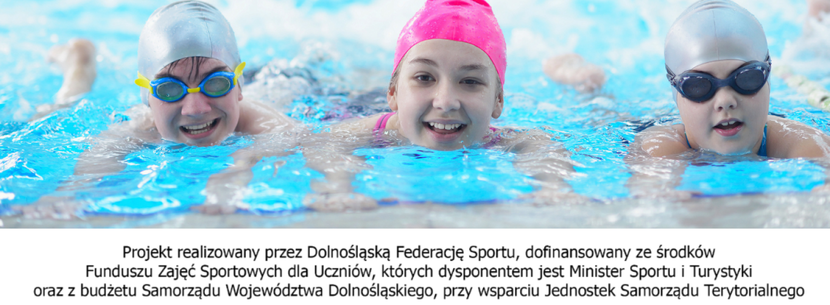 Zdjęcie z trójką dzieci w basenie trzymająca się krawędzi i machająca nogami oraz logotypami z programu ABC pływania