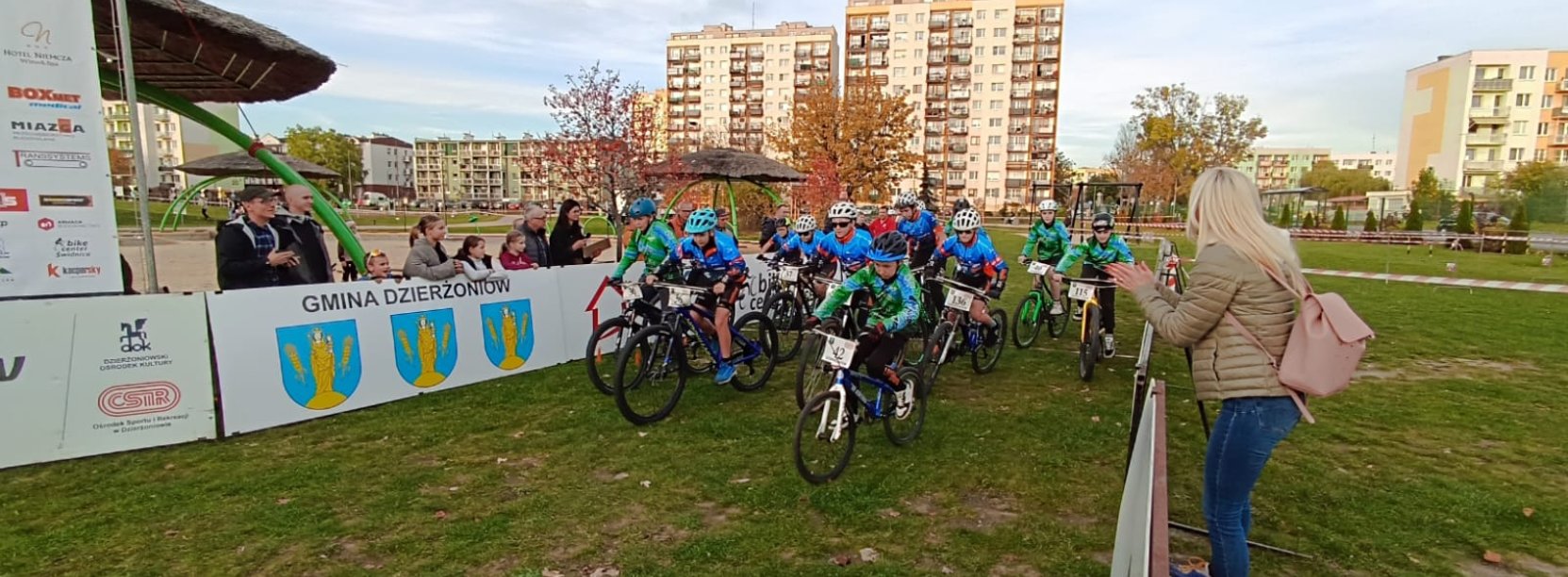 Grupa ścigających się rowerzystów na terenie Alei Bajkowych Gwiazd