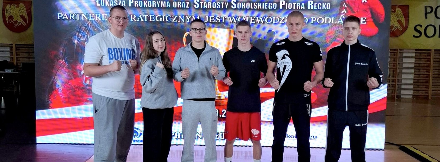 Sześcioro młodych bokserów stojących w rzędzie