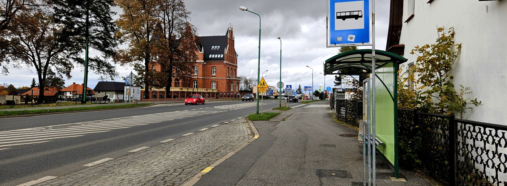 Ulica Wrocławska z widocznym po prawej stronie przystankiem autobusowym